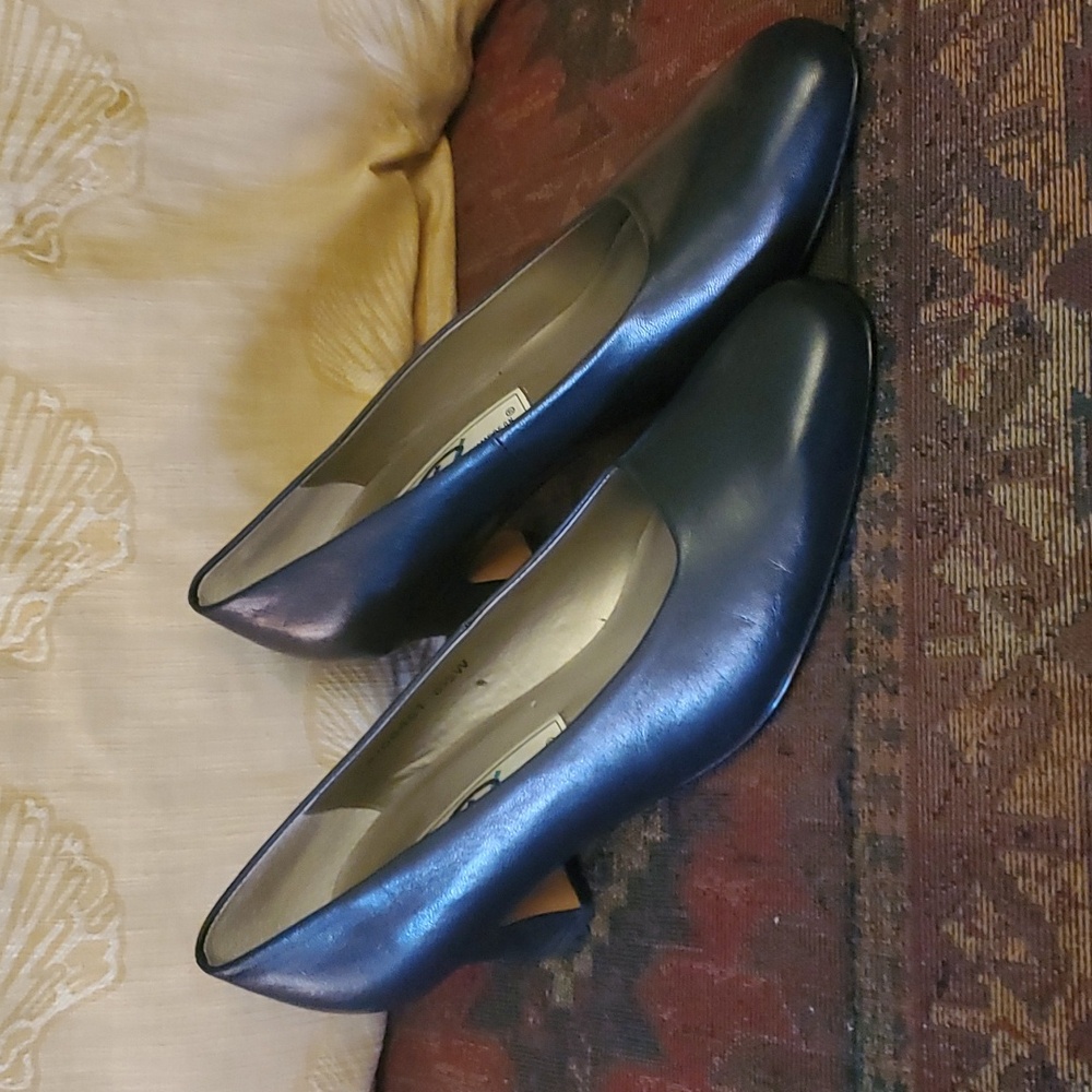 Ros Hommerson  Black Leather Pumps  D. 8 1/2
